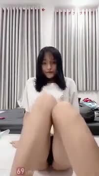 Mình dây da trắng vú bự móc lồn tự sướng bể bơi