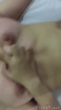 Mông to da trắng xăm trổ liếm lồn nhân viên thang máy