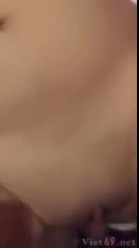 Người mẫu vú bự bị đạo diễn bắn vào phim trường