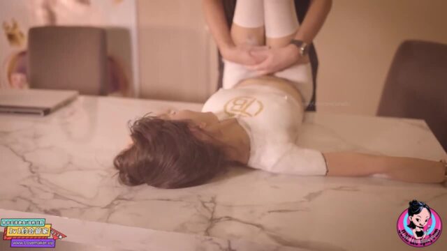 Người Mẫu Xăm Trổ Đồ Lót Bị Nhiếp Ảnh Gia Oral Studio