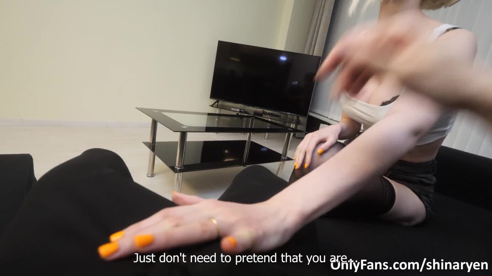 Sếp nữ Âu ngồi mặt nhân viên nước phun mặt bàn họp