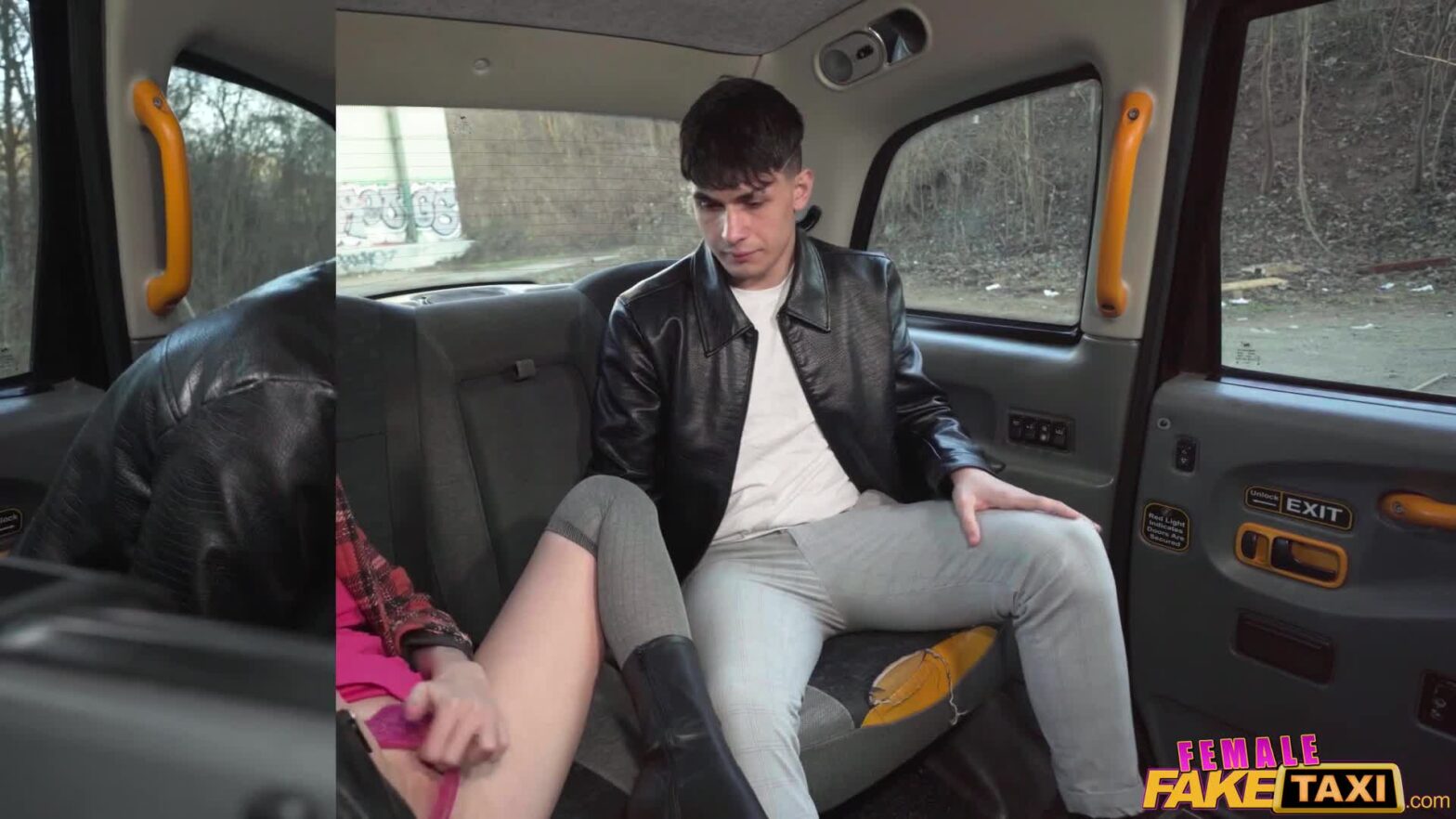 Phụ nữ Âu có chồng móc lồn bạn thân nước phun sàn tiệc tối