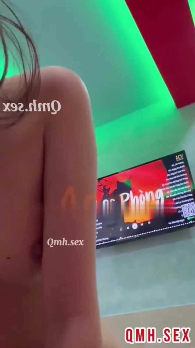 Gái phục vụ kính cận mông to bj khách quán bar thác loạn