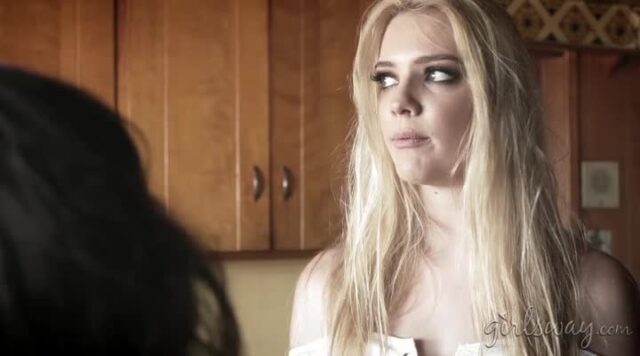 Em gái Tây cosplay loli bị anh trai địt nước phun sàn ký túc