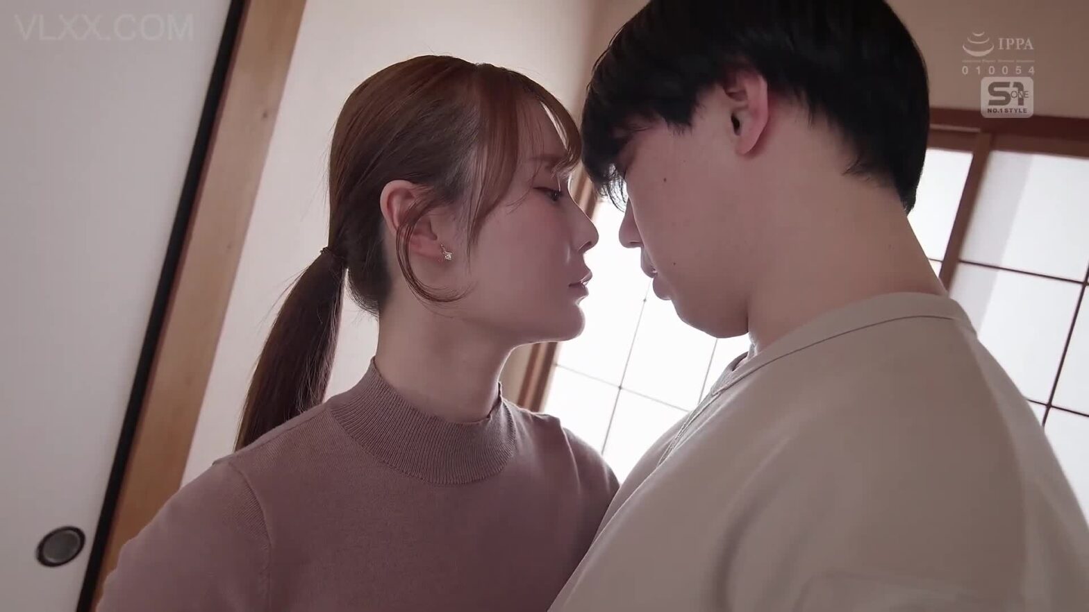 Vợ Trẻ Bị Địt Trước Gương Hàng Xóm