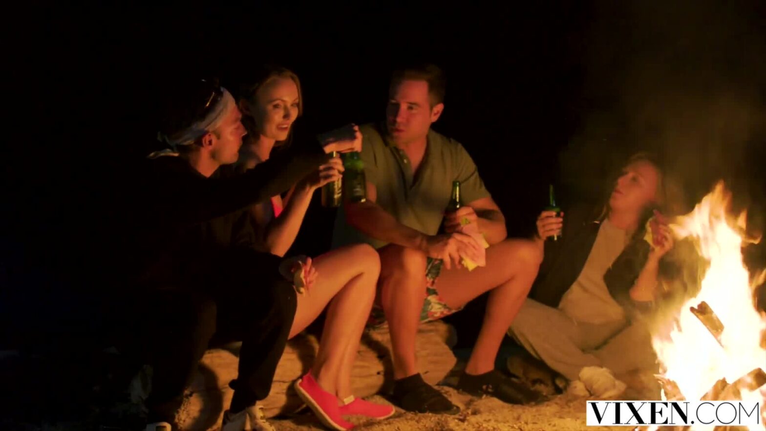 Hai cô bạn thân les tây mút lồn nhau sục chéo nước ngập giường