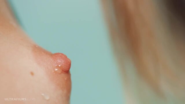 Địt đứng ghệ âu mông to bím ướt nhẹp nước lênh láng tường