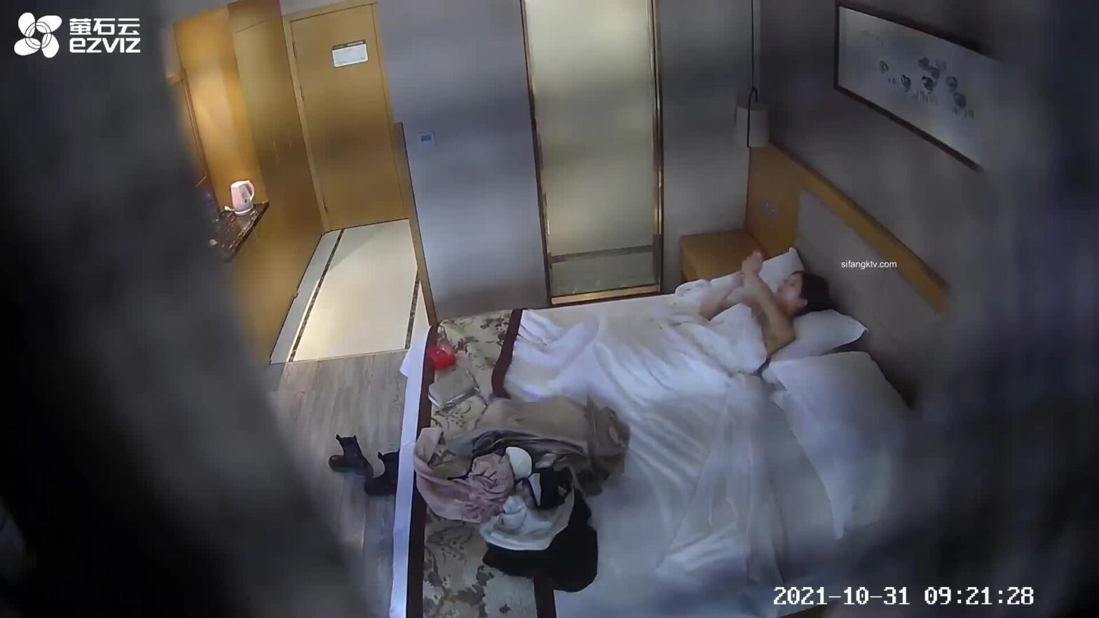 Nữ sinh Hàn doggy ngoài trời nước ngập sân trường đêm